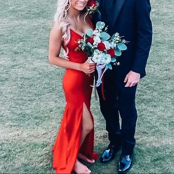 red prom dress! - Picture 4 of 5